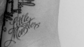 Nuevo tatuaje de Lady Gaga para celebrar sus premios “Grammy” title=