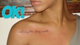 Rihanna luce un nuevo tatuaje en su pecho title=